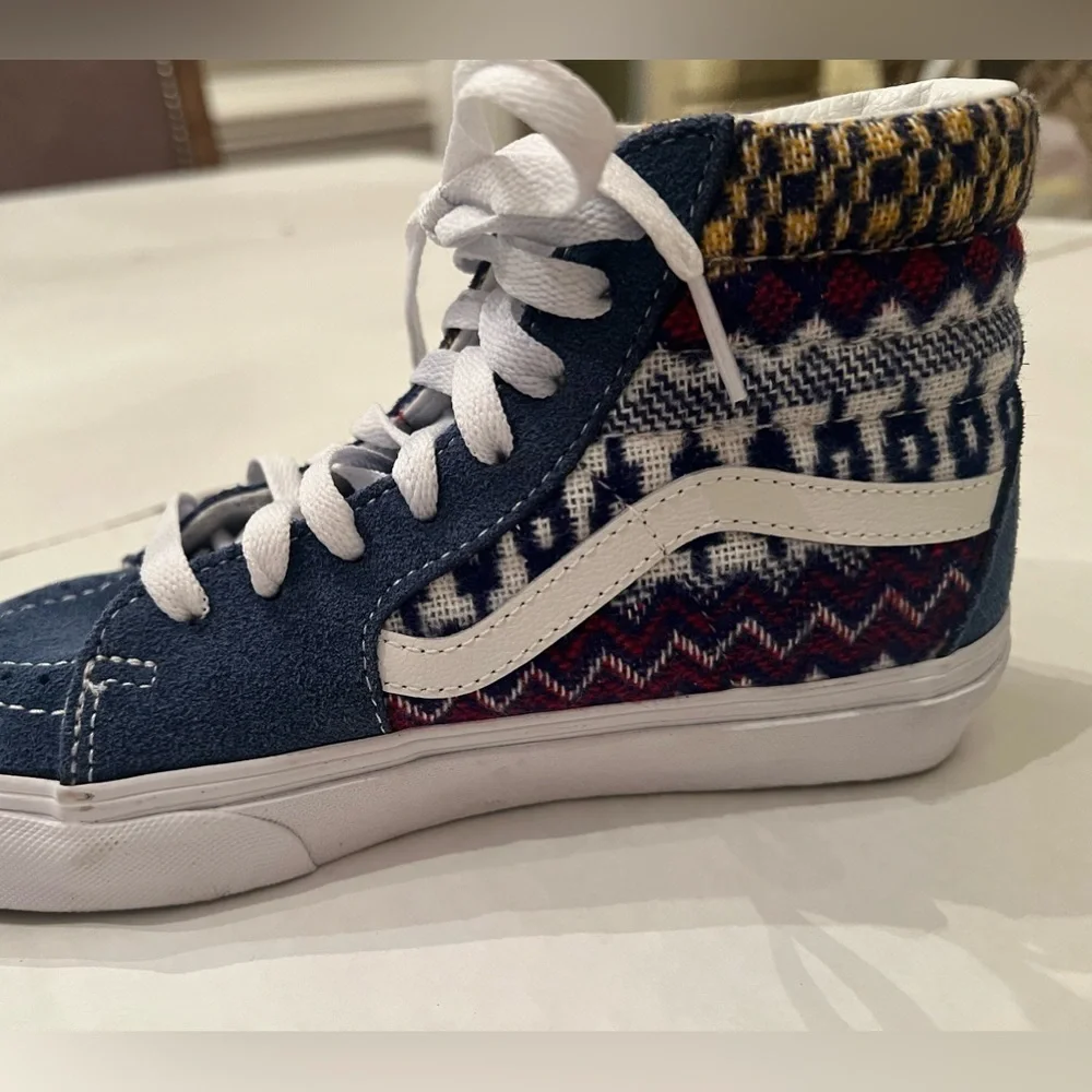 VANS Sk8-Hi UNISEX BLUE/COLORFUL CANVAS SHOE.   MENS 3-1/2. WOMEN SIZE 5